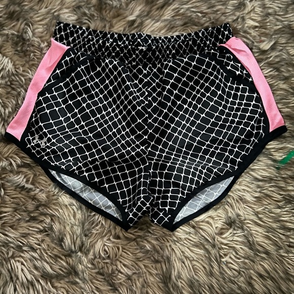 🔥3 for $25🔥 EUC- BLACK AND WHITE WITH PINK MESH SIDES UNDER ARMOUR SHORTS SZ S - Picture 2 of 4